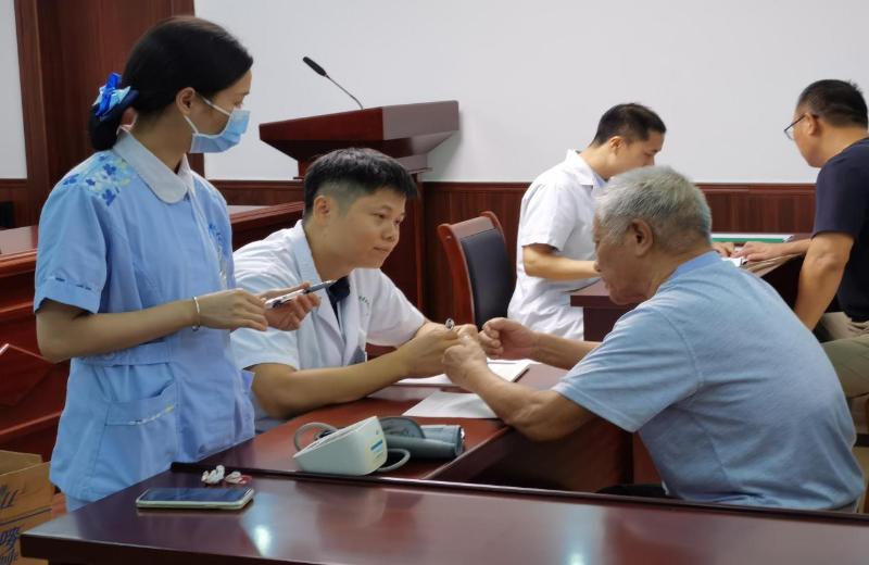 图：军休干部向医生进行健康咨询.png