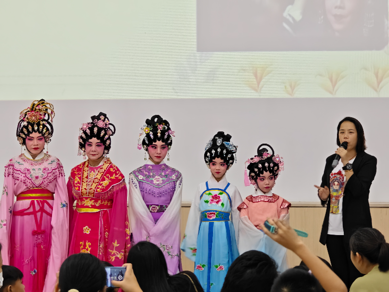 图四：观众体验粤剧妆造.jpg