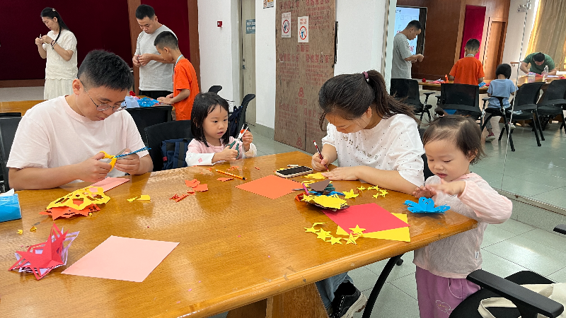 图二：孩子们体验剪纸艺术.jpg