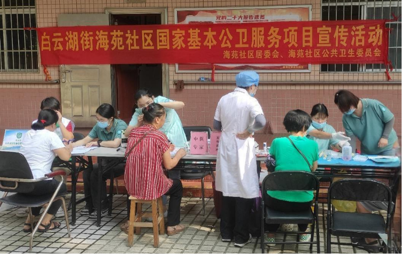 （图：组织军休干部开展健康咨询服务）.png