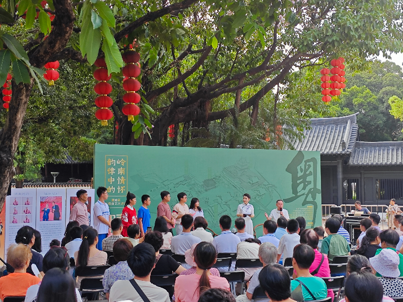 黄俊英老师与现场观众互动(1).jpg
