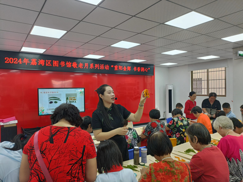 中南街：扭扭棒DIY向日葵，社区老少乐融融（组图3）.png
