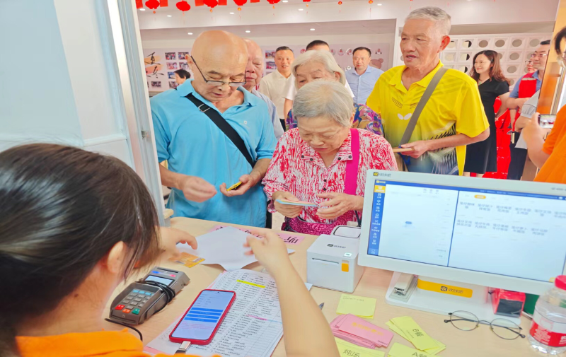10月11日，花地街道小策社区长者饭堂外剪彩揭牌仪式顺利完成B.png