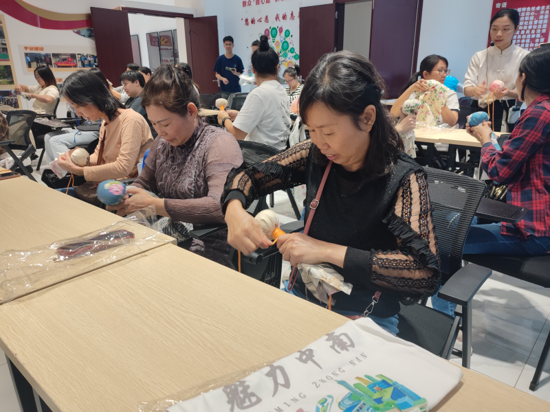 中南街：举办“各美其美”——艾草手工养生锤活动（组图2）.png