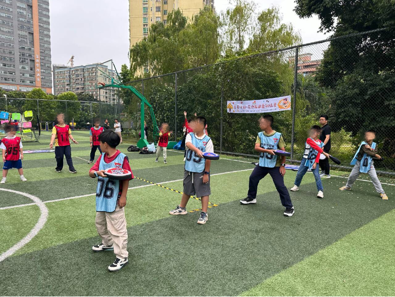 10月26日上午，在花地街道公共卫生委员会的指导下，花地街未成年人保护工作站、花地街“双百工程”社工服务站、广州基督教青年会（YMCA）、花地街道残疾人联合会、花地经济股份联社联合开展青春飞扬&middot;躲避盘训练营。活动以躲避盘运动为媒介，期望为社区困境儿童搭建展示自我、学习团队精神和享受运动的交流平台，提升身体素质和社交能力A.png
