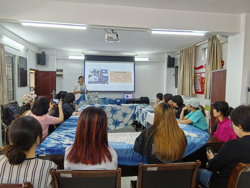 10月28日下午，为了弘扬民族文化，体验扎染工艺，感受扎染的魅力，花地街道党群服务中心联合荔湾区文化馆开展“花地扎染，古韵新生”非遗扎染活动A.png