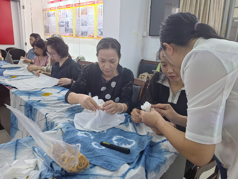 10月28日下午，为了弘扬民族文化，体验扎染工艺，感受扎染的魅力，花地街道党群服务中心联合荔湾区文化馆开展“花地扎染，古韵新生”非遗扎染活动B.png
