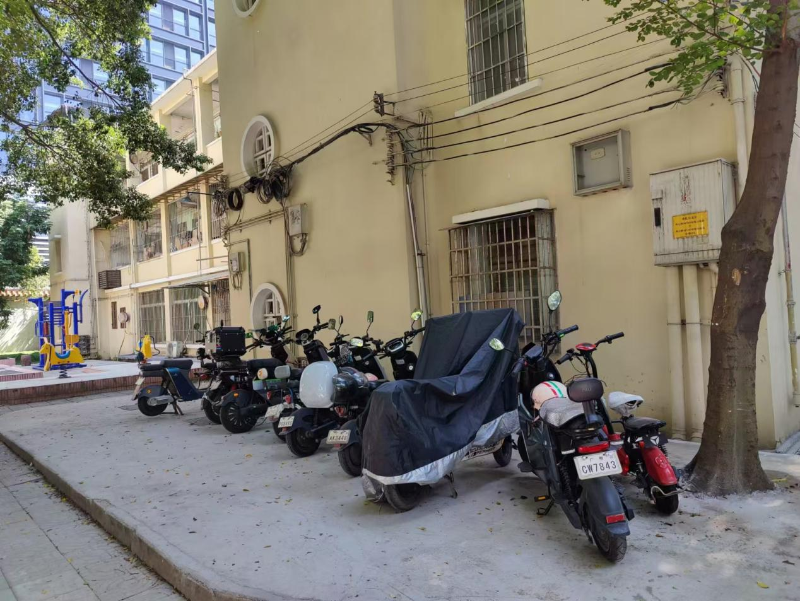 “家里老人习惯晨起锻炼，这些电动车都停到了家门口，真担心老人家看不清撞到！”一位住在明心路的居民表达了担忧之情。接到投诉后，12345政务服务热线迅速响应，转派执法部门处理。A.png