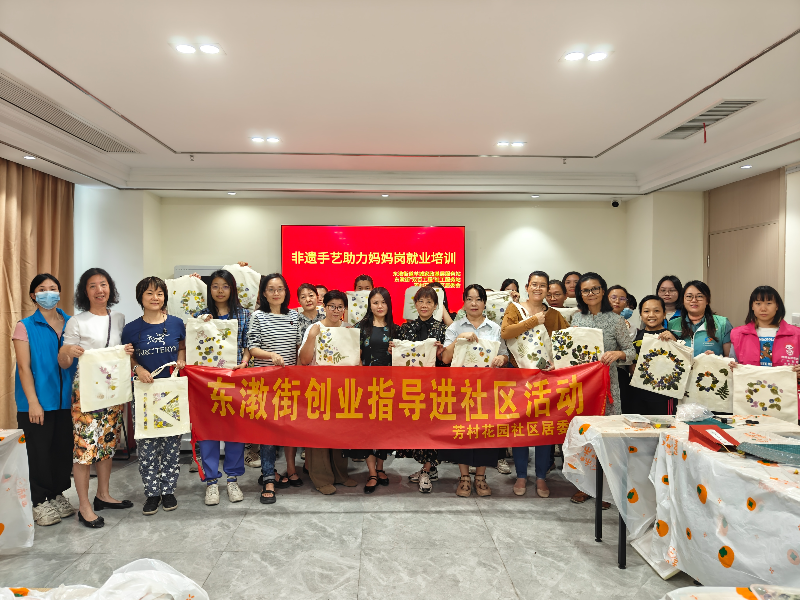 3.学员展示拓印成品.jpg
