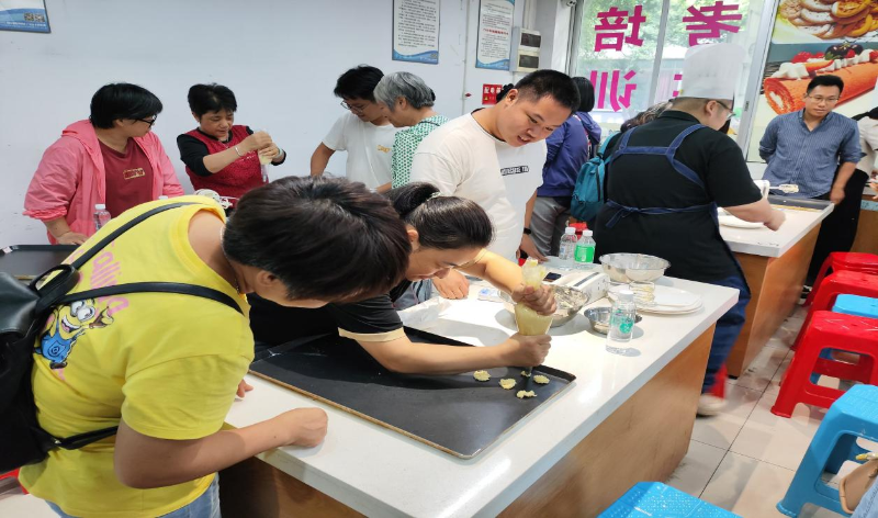 花地街道党群服务中心联合大湾区科技创新服务中心（广州）股份有限公司、广州蒂湾创业人才服务有限公司以及艺鸿职业培训学校举办“技能启航&middot;灵活就业新机遇”—花地街道“一街一特色”就业品牌活动，吸引了共50多名社区群众参加C.png