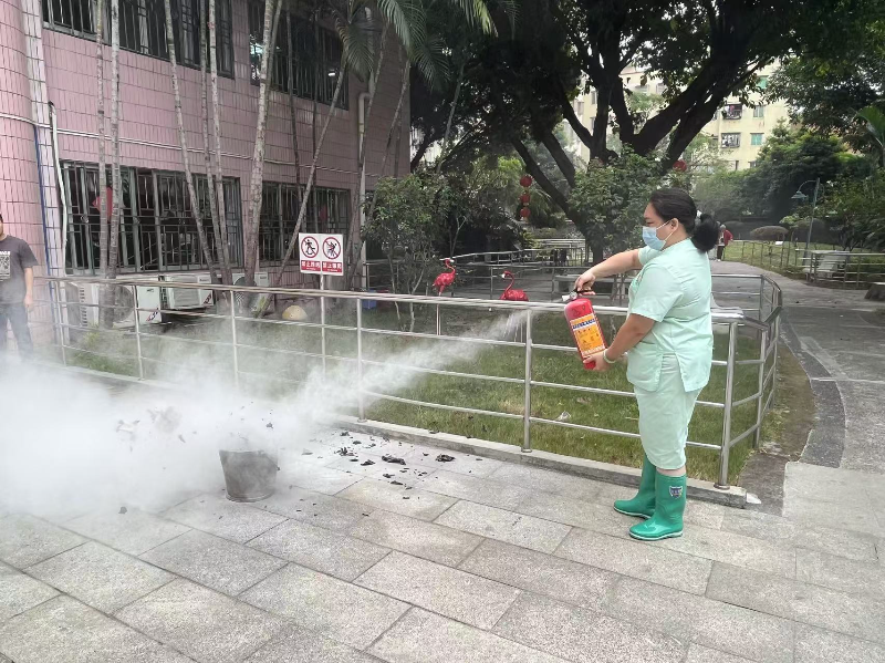 图三：进行灭火演练.jpg