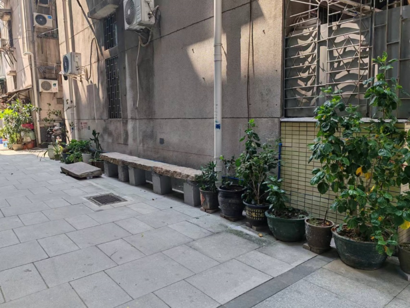 图：达成共识后，合理规划摆放位置，既摆放花草又安装石凳.png