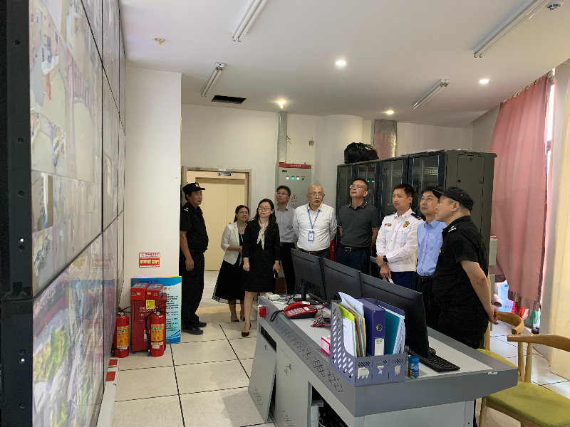 图：与会领导视察视频监控室.jpg