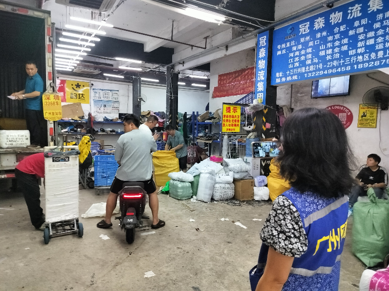 图2：社区网格发挥“前哨”治理作用，现场督导物流公司减少噪声污染.jpg