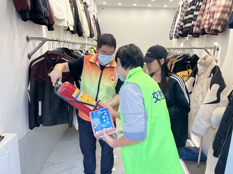 图：入户对商户进行消防安全宣传.jpg
