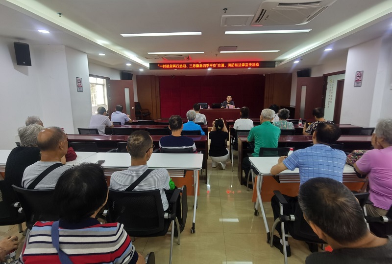 图：社区工作人员宣讲交通消防法律法规.jpeg