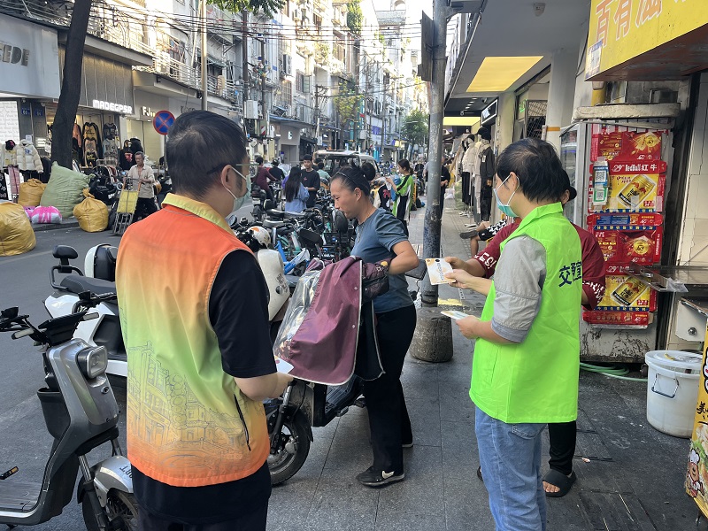 图：向电动车驾驶人派发交通安全宣传单.jpg