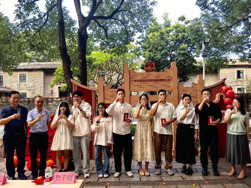 图：新人和嘉宾共同举杯庆祝.jpg