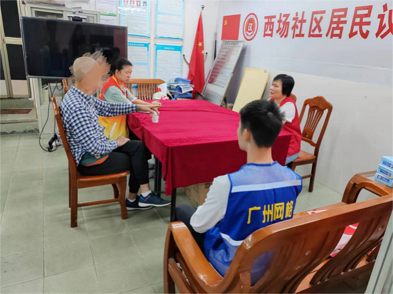 图：网格员正在进行调解劝导.png