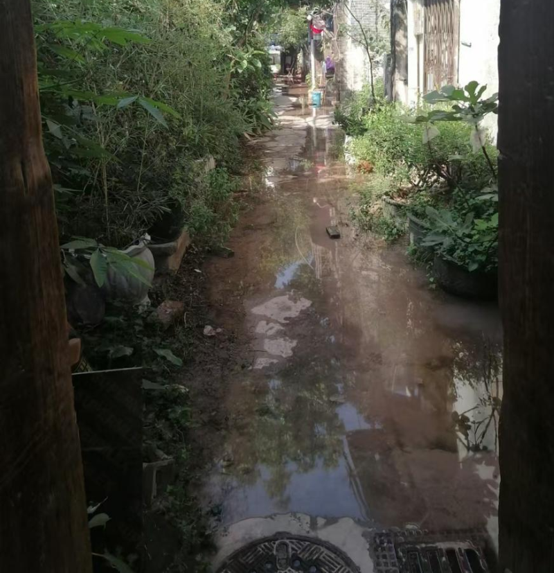 近日，有市民通过12345政务服务热线反映，荔湾区花地街道上市路镇东直街广安里路面水浸，表示上址有老人家居住，日常出行存在极大的安全隐患，希望相关职能部门处理该地址的水浸问题A.png