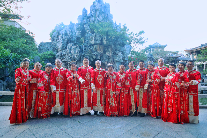 图：金婚银婚夫妇在粤剧艺术博物馆拍摄婚照.jpg