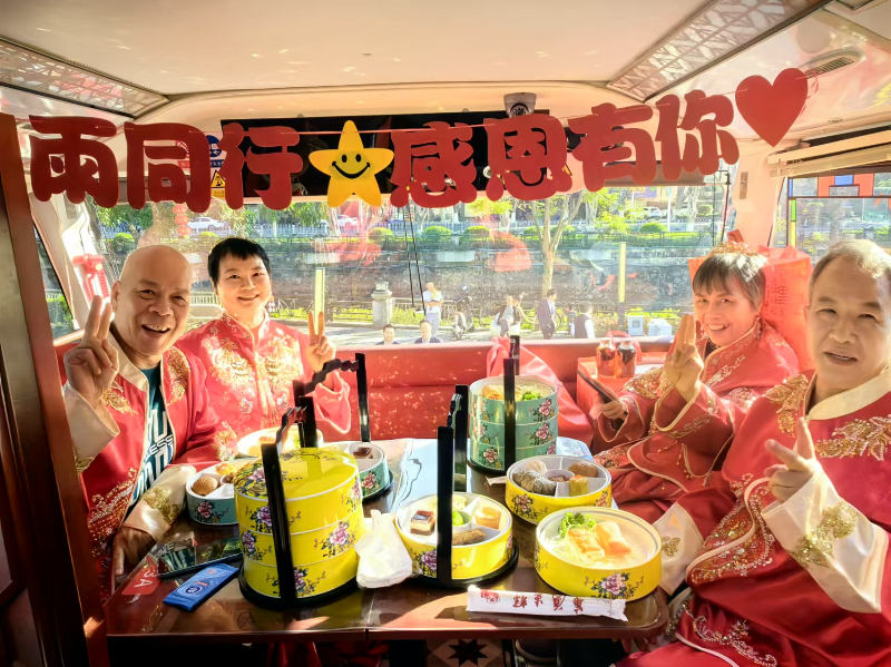 图：金婚银婚夫妇乘坐“美‘荔’婚车环游荔湾.jpg