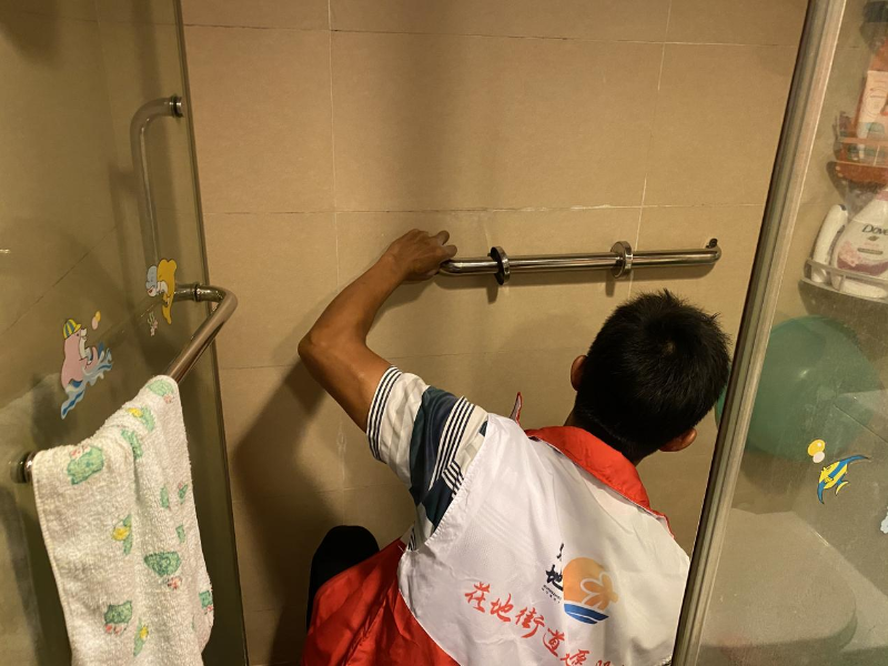 今年以来，花地街道以推进“百医护老”党旗红惠民工程为抓手，积极探索建设老年友好型社区的“花地路径”，凝聚多方合力，为老年群体提供定期探访关爱、就诊便民服务，按需实施“心安花地”项目和适老化改造，以民生实事的落地见效，撑起关爱老年群体的“三把”伞，用心用情托举“夕阳红”C.png