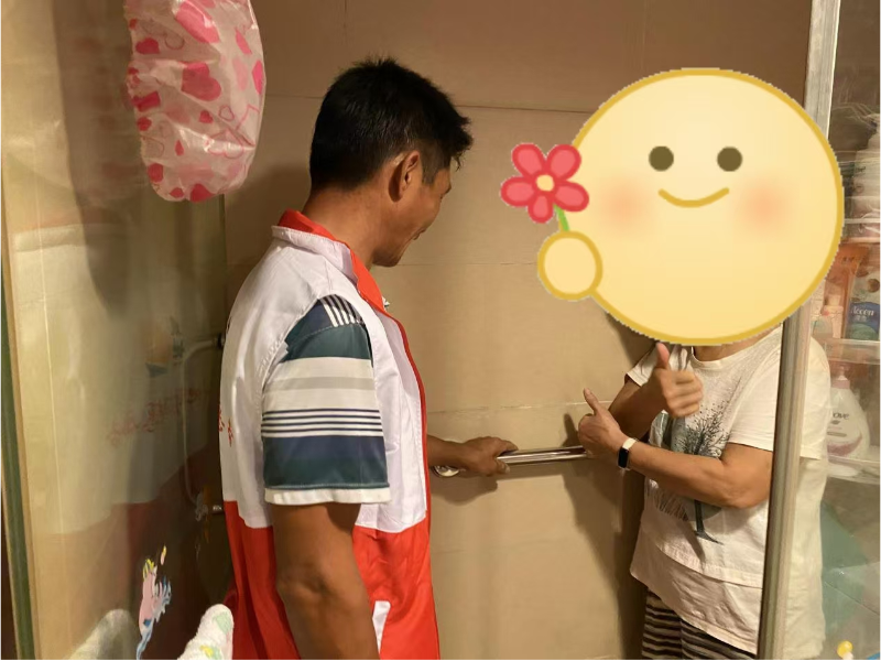 今年以来，花地街道以推进“百医护老”党旗红惠民工程为抓手，积极探索建设老年友好型社区的“花地路径”，凝聚多方合力，为老年群体提供定期探访关爱、就诊便民服务，按需实施“心安花地”项目和适老化改造，以民生实事的落地见效，撑起关爱老年群体的“三把”伞，用心用情托举“夕阳红”D.png