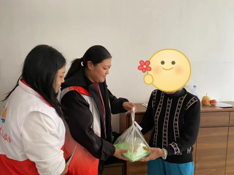 今年以来，花地街道以推进“百医护老”党旗红惠民工程为抓手，积极探索建设老年友好型社区的“花地路径”，凝聚多方合力，为老年群体提供定期探访关爱、就诊便民服务，按需实施“心安花地”项目和适老化改造，以民生实事的落地见效，撑起关爱老年群体的“三把”伞，用心用情托举“夕阳红”E.png