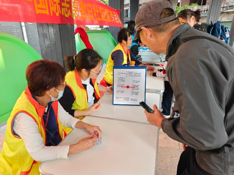 12月6日下午，在第39个国际志愿者日期间花地街道中市社区联合花地街“双百工程”社工服务站和社区志愿者一起开展“志”青春——国际志愿者日社区宣传活动C.png