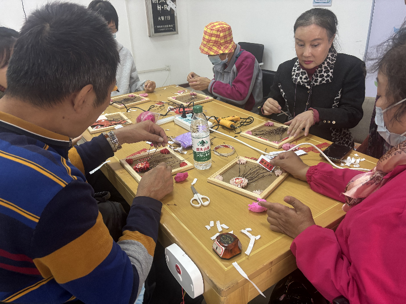 老人家们认真制作冬至小挂画.png