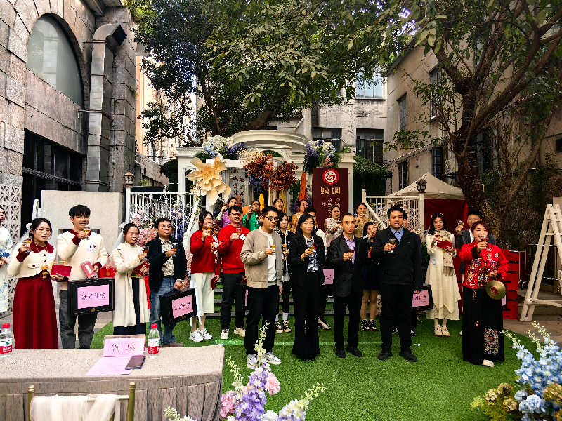 图：新人和与会嘉宾举杯同庆喜迎新年.jpg