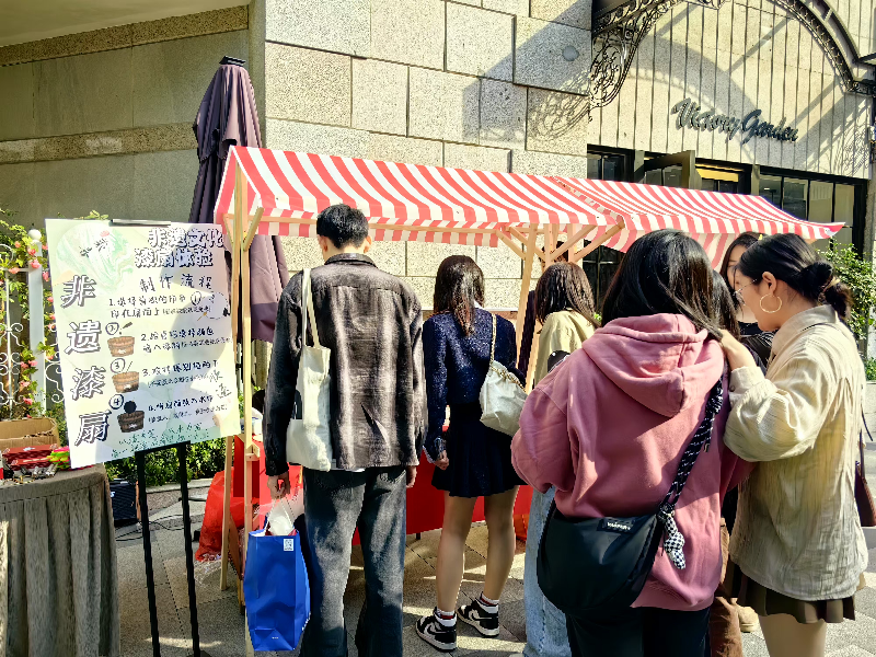 图：现场设置的非遗文化漆扇体验区深受年轻人喜爱.jpg
