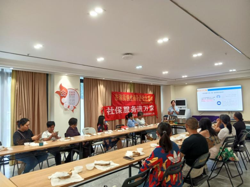 图：进社区 为群众答疑解惑.png