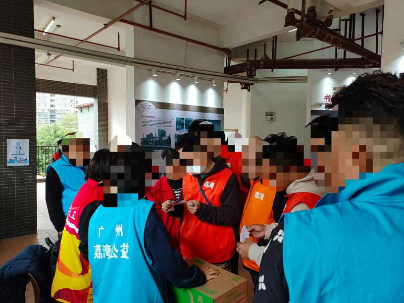 （图：小组成员向其他社矫对象宣传危险驾驶相关法律知识）.png