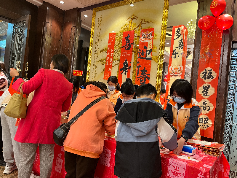 1图：现场参与写春联、剪窗花.jpg