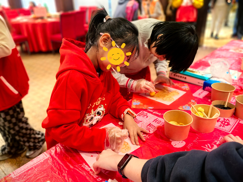 2图：现场参与拓印祝福语制作.jpg