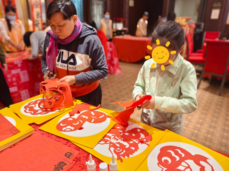 3图：现场专注参与剪纸制作.jpg