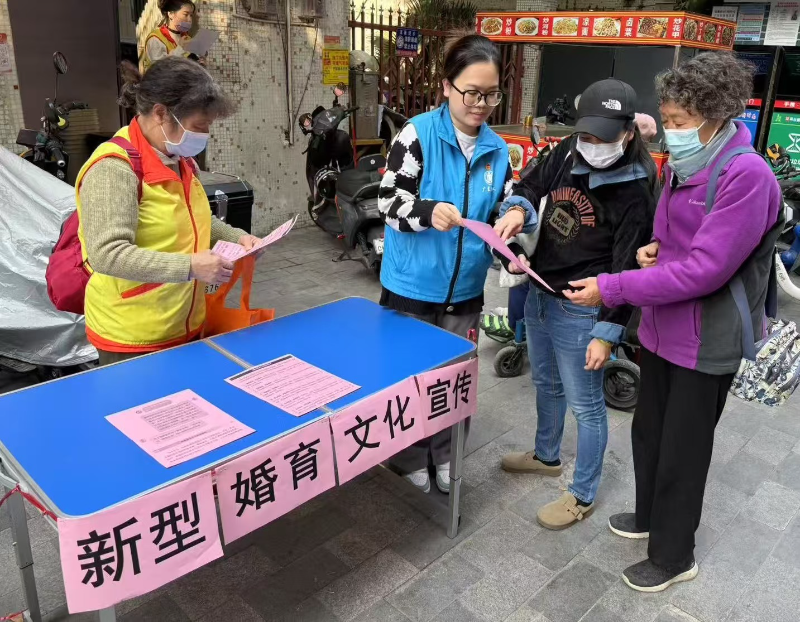 图：社工为居民介绍新型婚育文化资讯.jpg