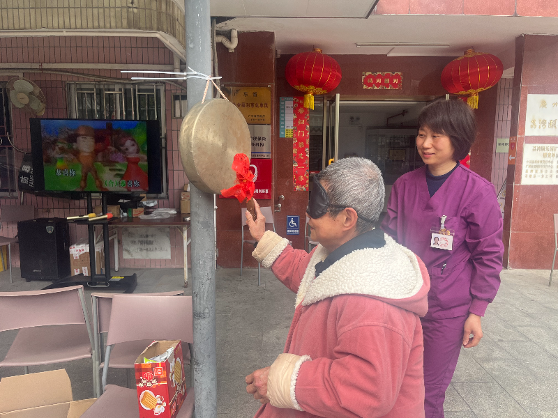 图：敲铜锣游戏.jpg
