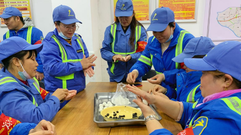 区城市管理和综合执法局：搓汤团闹元宵 环卫工人共庆佳节（图）