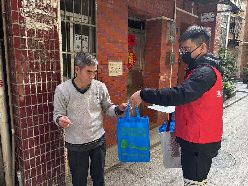 图：派送垃圾分类宣传礼品.jpg