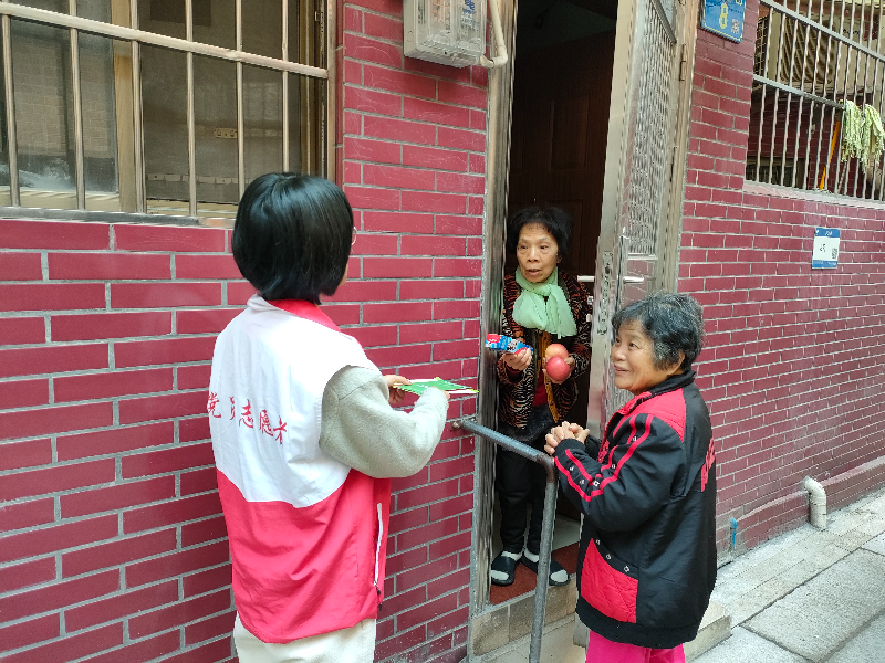 图：向社区老人派发垃圾分类宣传册.jpg