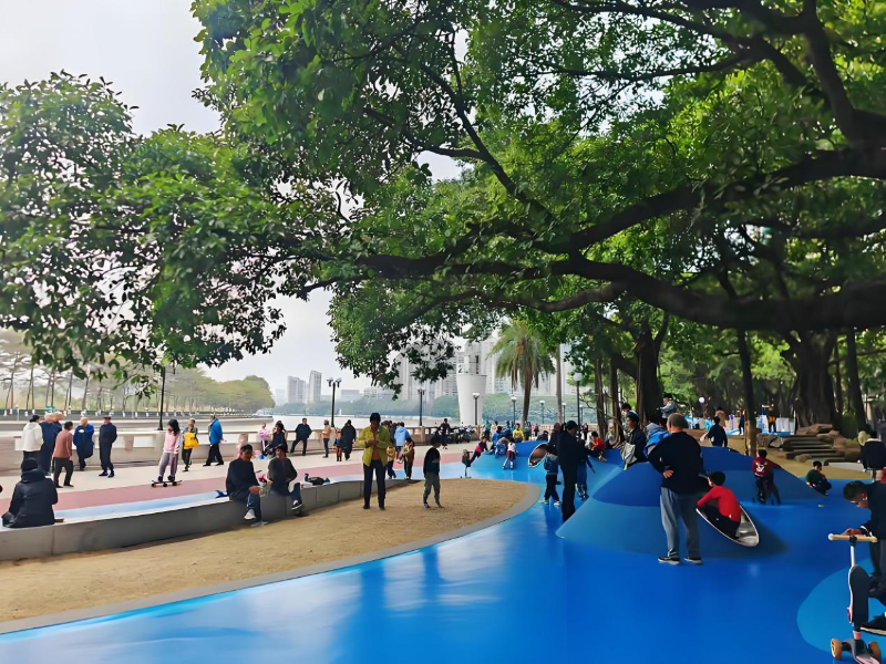 图：居民在珠江西航道江边“口袋”休闲娱乐.png