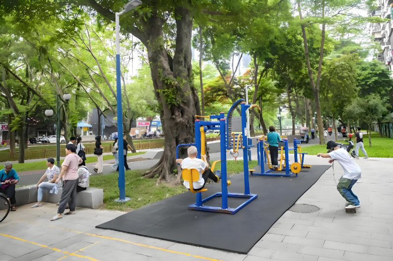 图：居民在驷马涌碧道“口袋公园”休闲娱乐.png