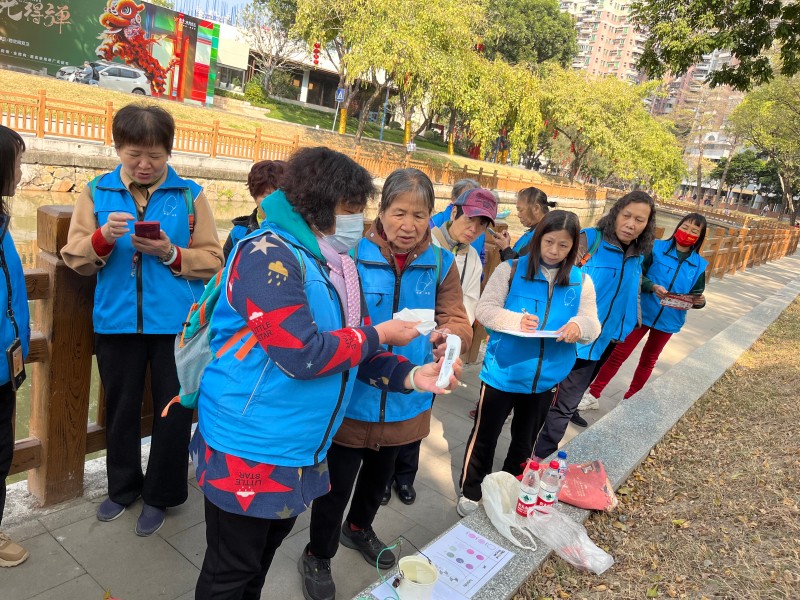 南源街道河涌保护志愿服务队检测水质.jpg