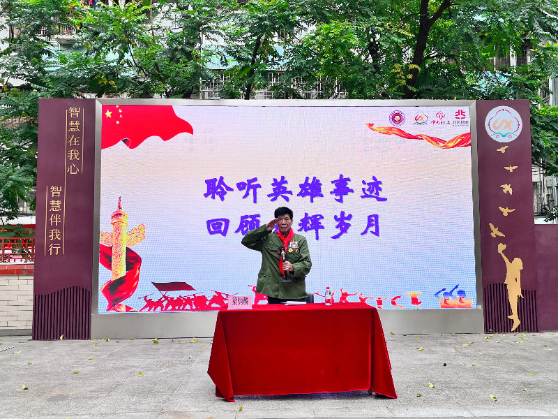 梁炳麟在学校进行红色宣讲.jpg