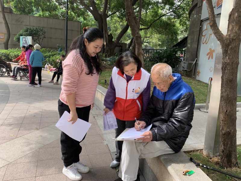 2月27日上午，花地街道恒荔湾畔社区践行“党建+民生”服务机制，社区公卫委依托“持之以恒 齐心协荔”社区党建品牌，开展“银龄安康老人意外保险”政策宣传活动C.png