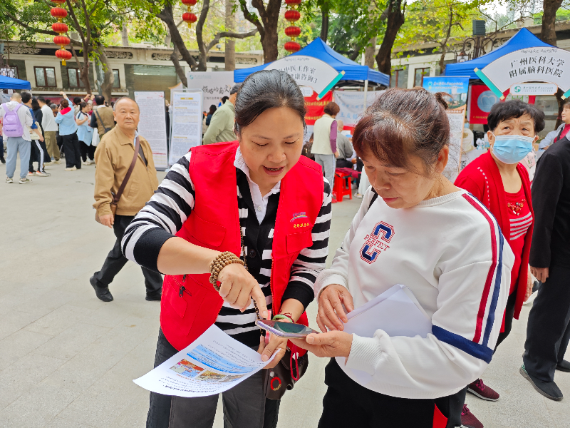 图：志愿者为居民普及老年人体检等基本公卫项目.jpg