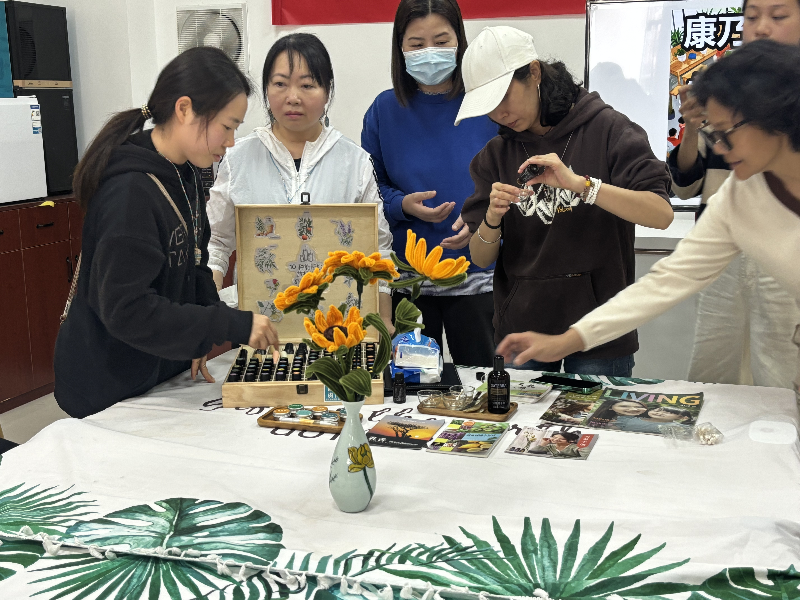 芳香疗愈老师指导学员调配各种所需的精油.png